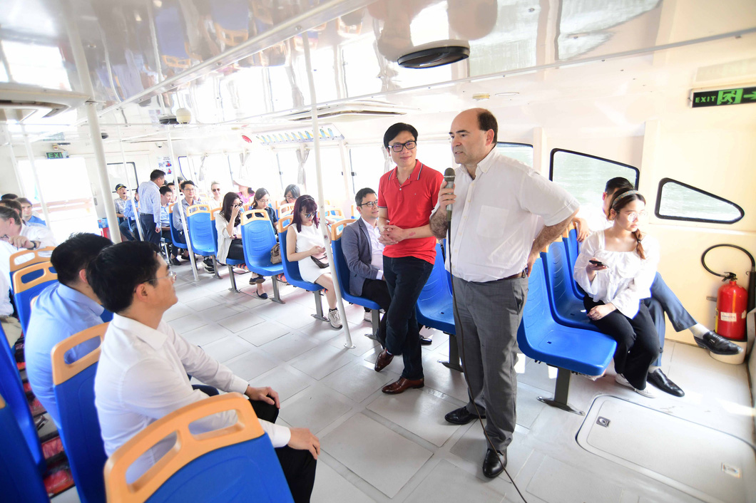 A delegation of French experts and representatives of Ho Chi Minh City authorities take a water bus tour to survey the Saigon River on Tuesday afternoon. Photo: Quang Dinh / Tuoi Tre