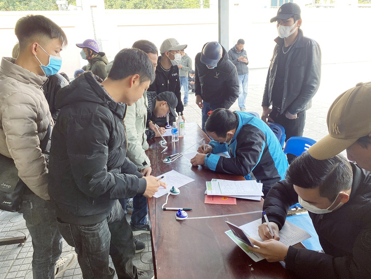 Residents in Nghe An Province apply for passports to work overseas. Photo: Doan Hoa / Tuoi Tre