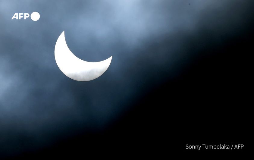 Stargazers witness dazzling solar eclipse in Australia