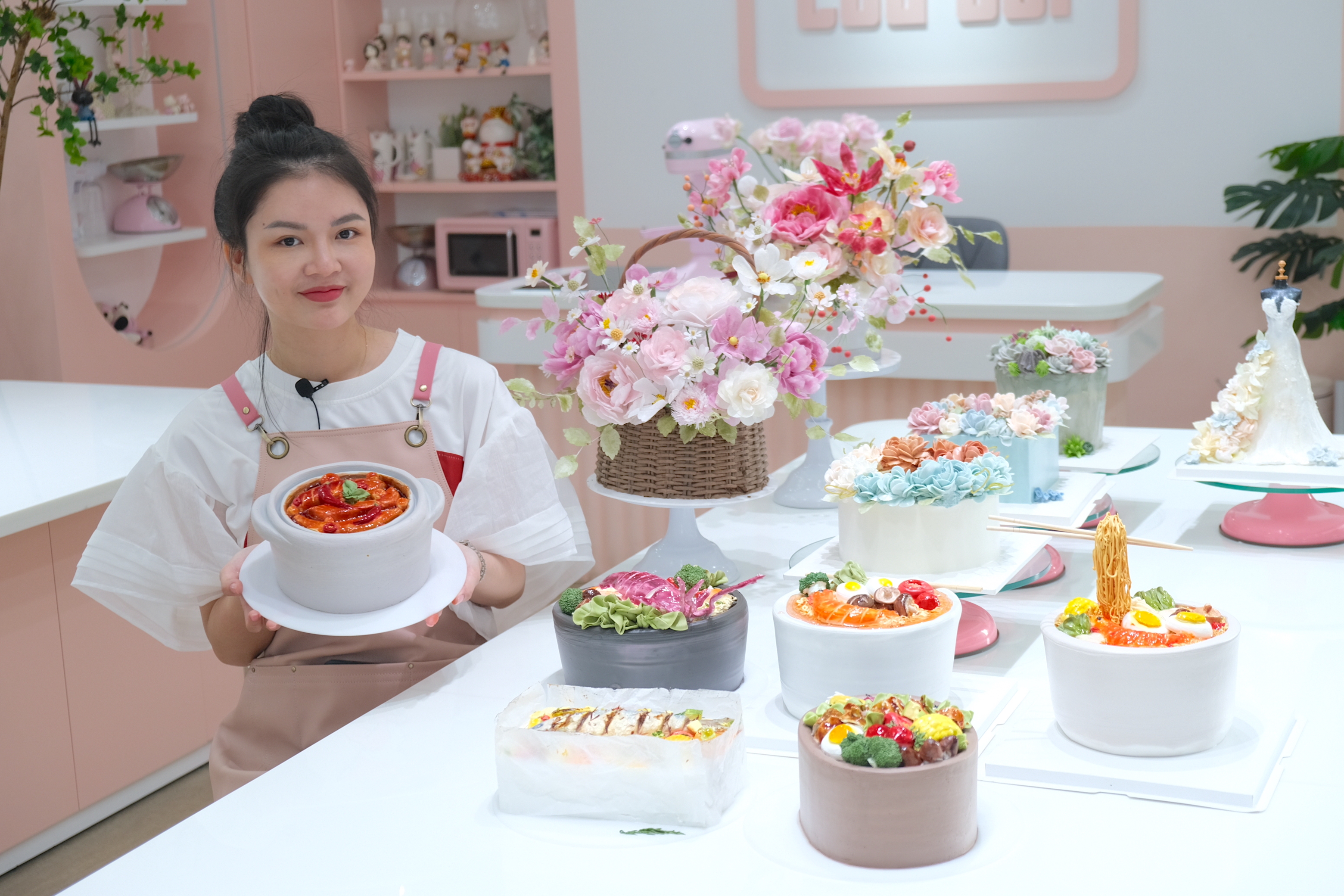 Tran Thanh Thanh and her sculpted cakes. Photo: Ngoc Phuong / Tuoi Tre News