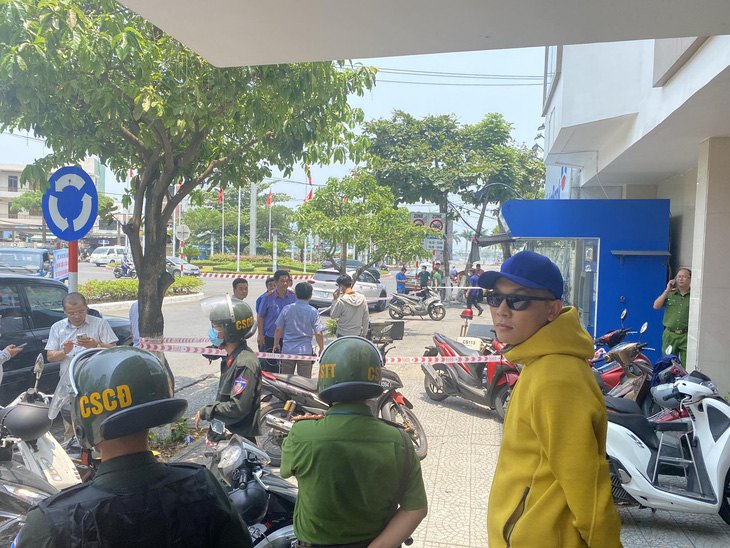 Police officers cordon off the VietinBank branch, located on Dong Da Street in Da Nang’s Hai Chau District, Da Nang, where a bank robbery took place on April 20, 2023. Photo: Truong Trung / Tuoi Tre