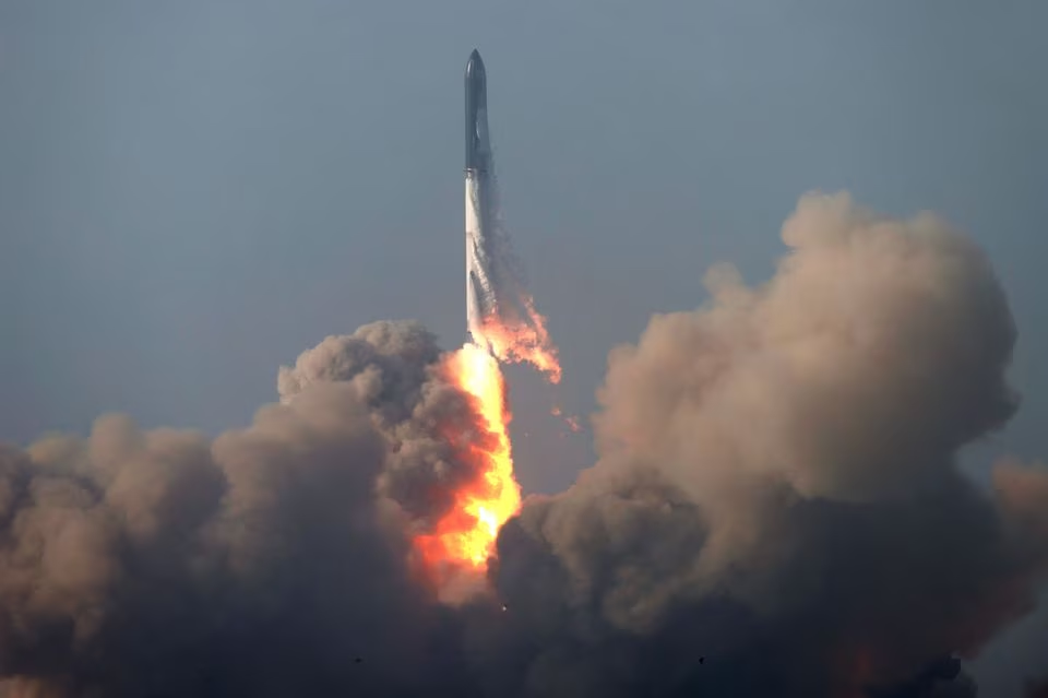 SpaceX's next-generation Starship spacecraft atop its powerful Super Heavy rocket lifts off from the company's Boca Chica launchpad on a brief uncrewed test flight near Brownsville, Texas, U.S. April 20, 2023. Photo: Reuters