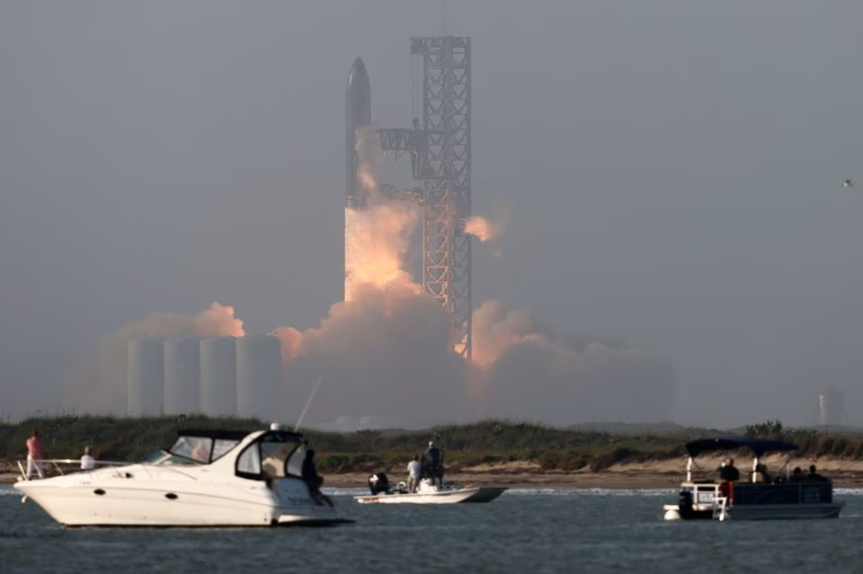 SpaceX's next-generation Starship spacecraft atop its powerful Super Heavy rocket lifts off from the company's Boca Chica launchpad on a brief uncrewed test flight near Brownsville, Texas, U.S. April 20, 2023. Photo: Reuters