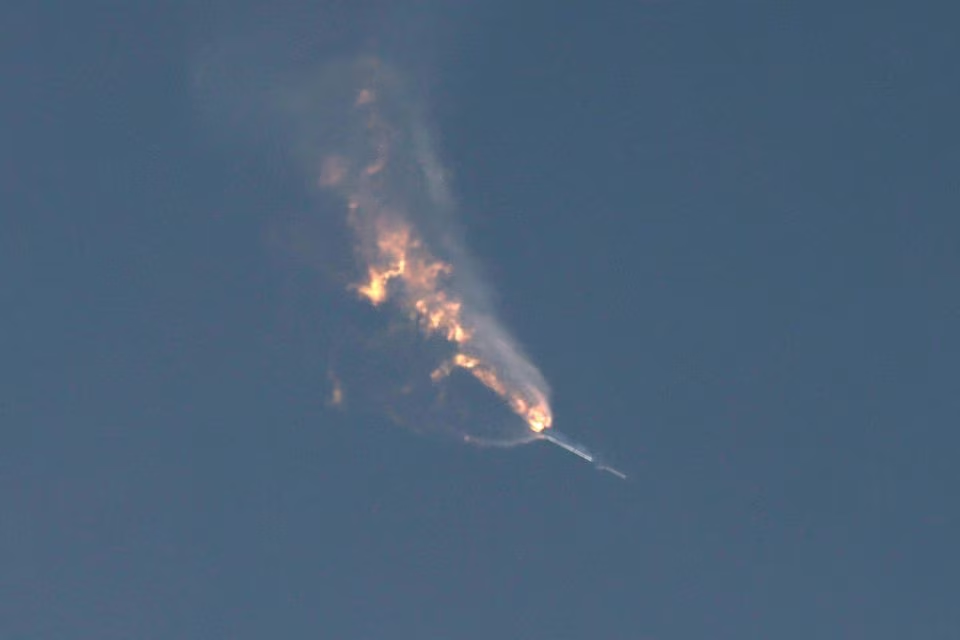 SpaceX's next-generation Starship spacecraft, atop its powerful Super Heavy rocket, spins before exploding after its launch from the company's Boca Chica launchpad on a brief uncrewed test flight near Brownsville, Texas, U.S. April 20, 2023. Photo: Reuters