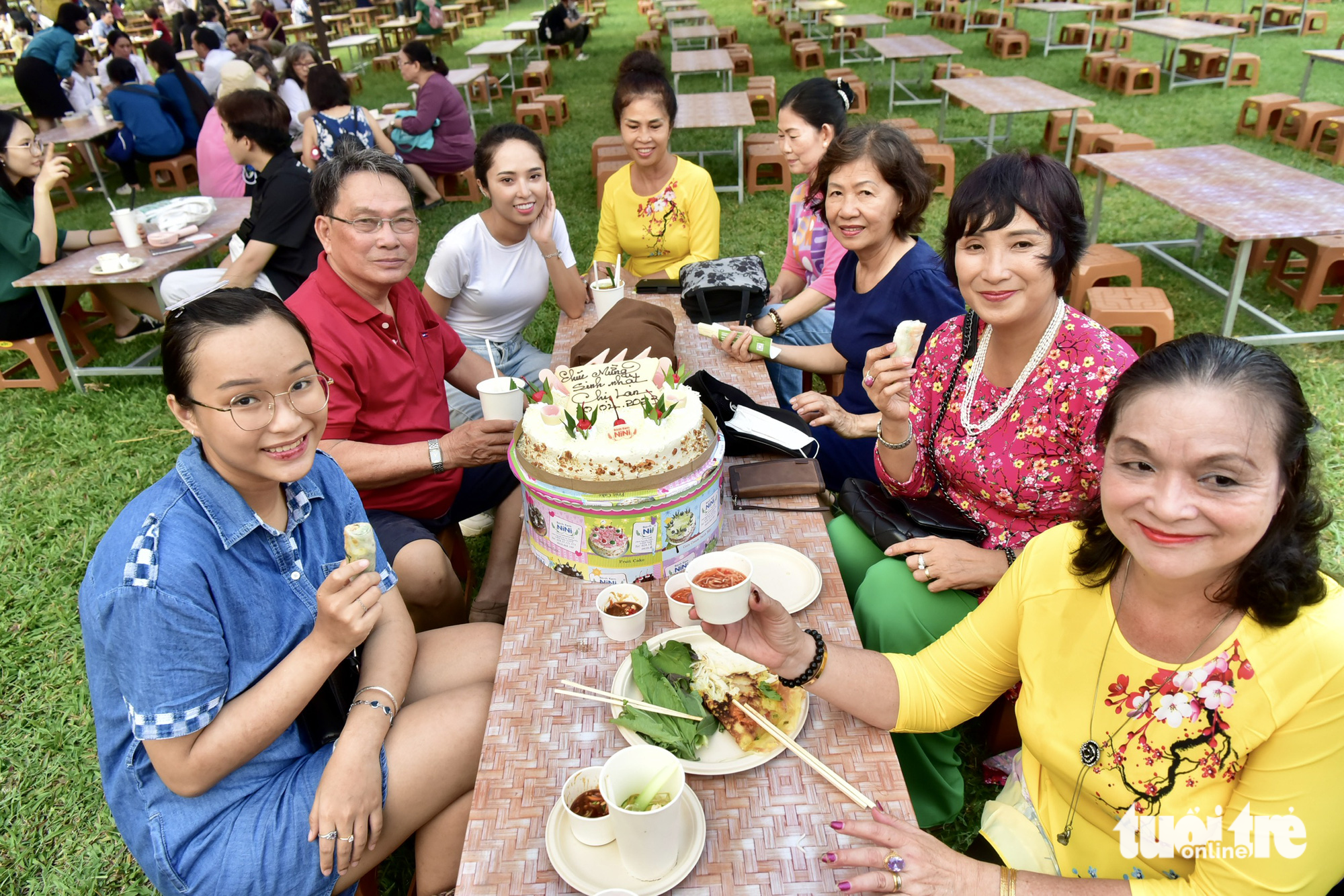 Visitors try food at the opening of the Saigontourist Group Food and Culture Festival 2023 at Van Thanh Tourist Site in Binh Thanh District, Ho Chi Minh City on April 20, 2023. Photo: T.T.D. / Tuoi Tre