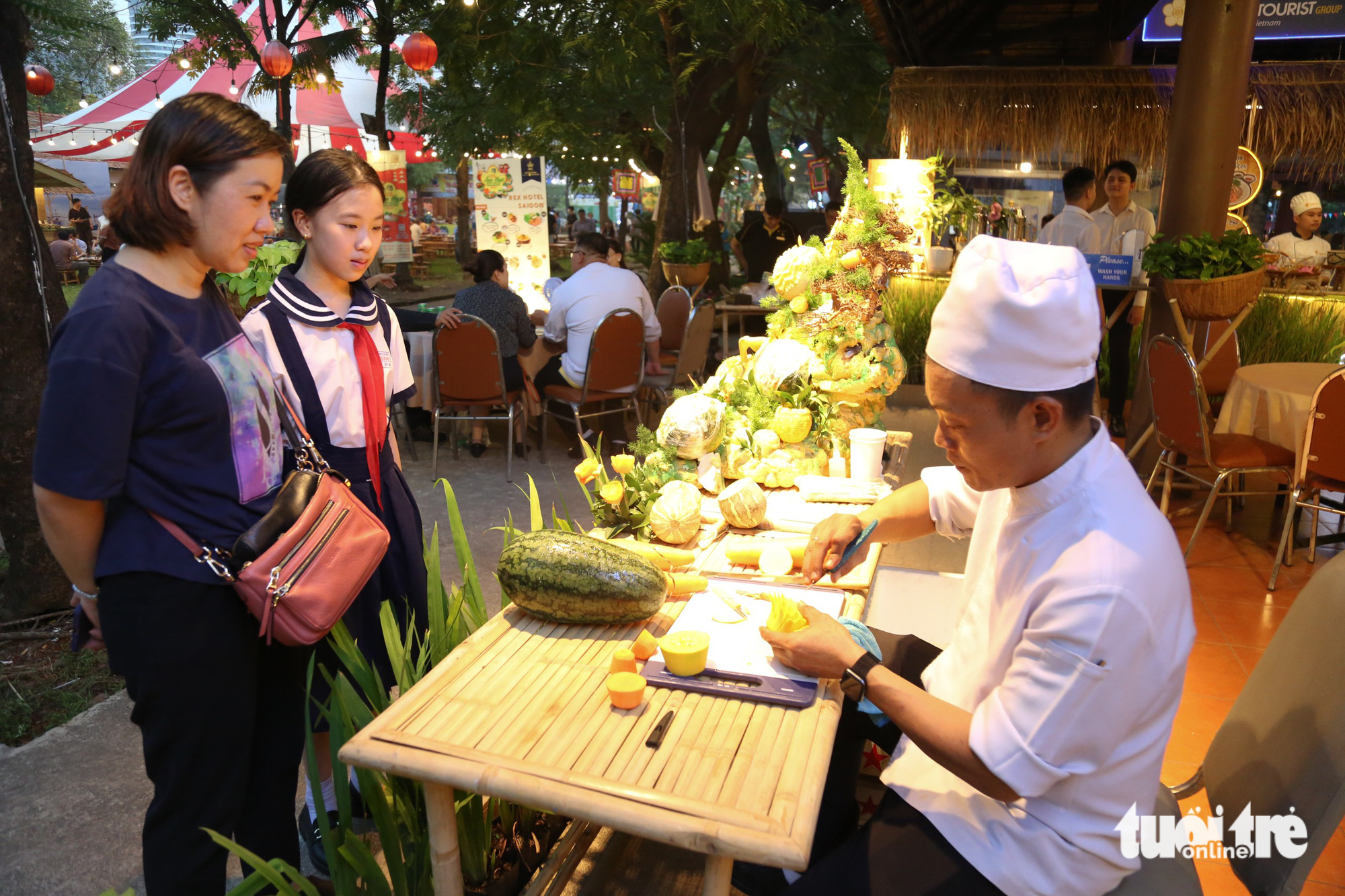 Chef Vo Truong Giang introduces visitors to the art of vegetable carving at the opening of the Saigontourist Group Food and Culture Festival 2023 at Van Thanh Tourist Site in Binh Thanh District, Ho Chi Minh City on April 20, 2023. Photo: Phuong Quyen / Tuoi Tre