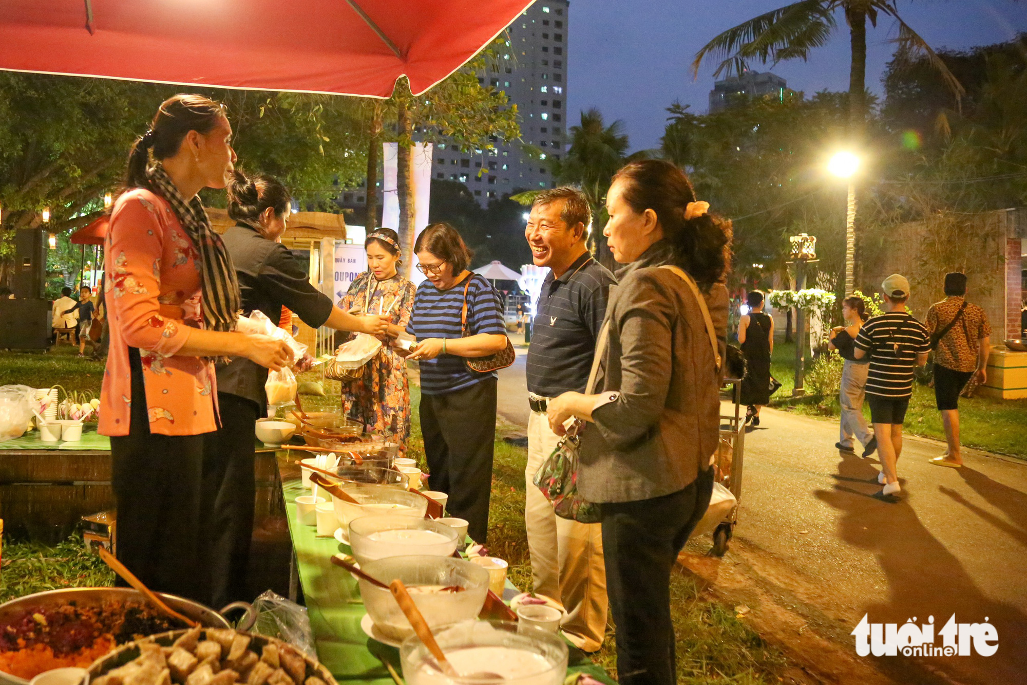 Visitors try food at the opening of the Saigontourist Group Food and Culture Festival 2023 at Van Thanh Tourist Site in Binh Thanh District, Ho Chi Minh City on April 20, 2023. Photo: Phuong Quyen / Tuoi Tre