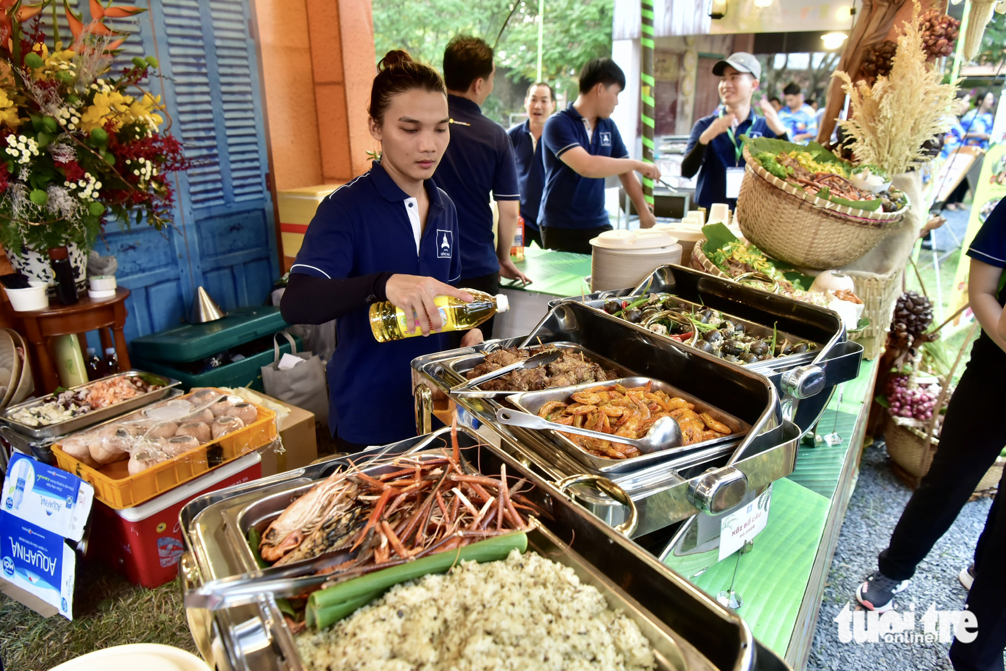 A cook prepares food at a Mekong Delta cuisine stall at the opening of the Saigontourist Group Food and Culture Festival 2023 at Van Thanh Tourist Site in Binh Thanh District, Ho Chi Minh City on April 20, 2023. Photo: T.T.D. / Tuoi Tre