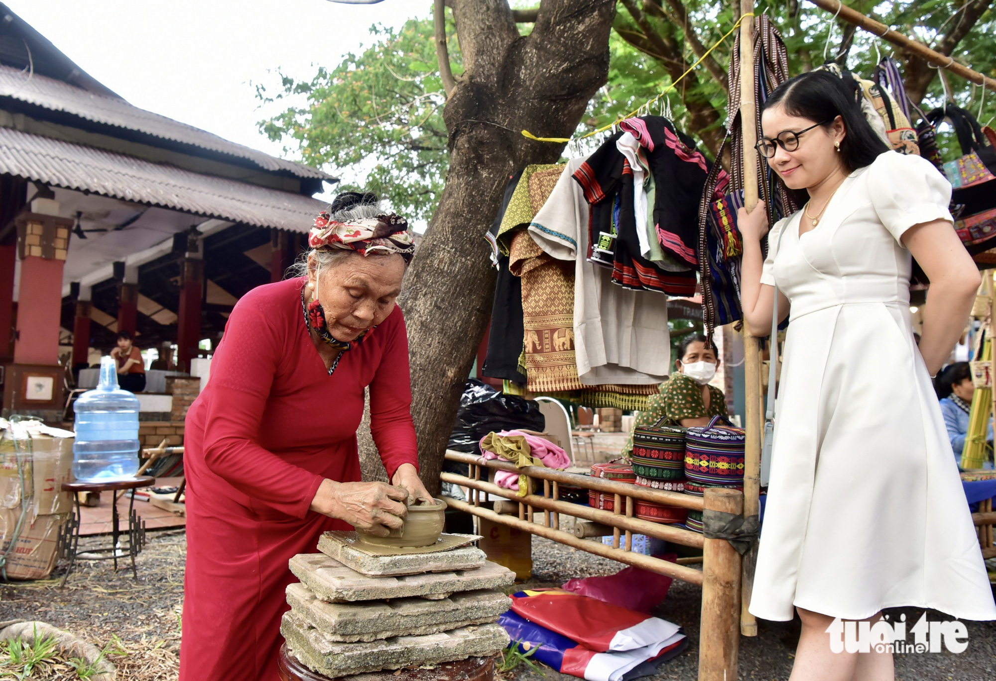 An artisan performs the art of making potteries by the Cham people in Bau Truc Village in south-central Ninh Thuan Province at the opening of the Saigontourist Group Food and Culture Festival 2023 at Van Thanh Tourist Site in Binh Thanh District, Ho Chi Minh City on April 20, 2023. Photo: T.T.D. / Tuoi Tre