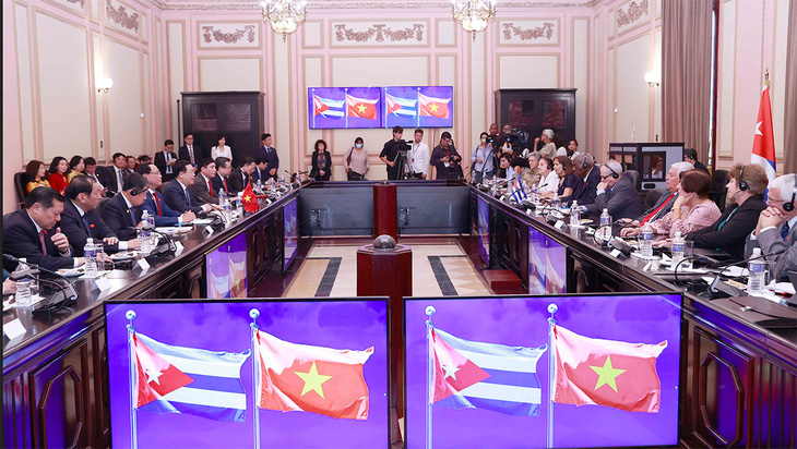 A photo of a talk between top Vietnamese and Cuban legislators. Photo: Doan Tan / Tuoi Tre
