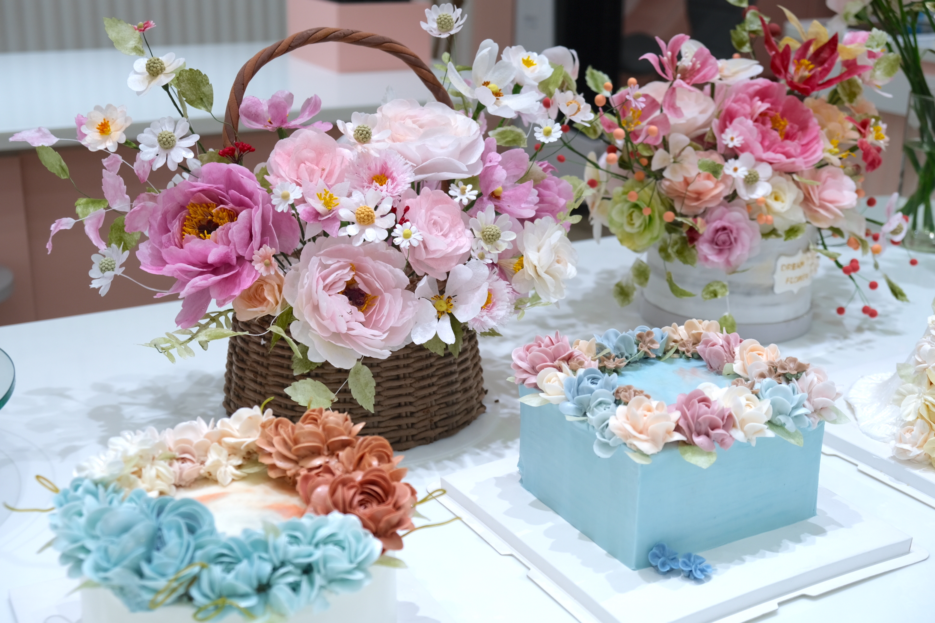 Floral cakes made by Tran Thanh Thanh. Photo: Ngoc Phuong / Tuoi Tre News