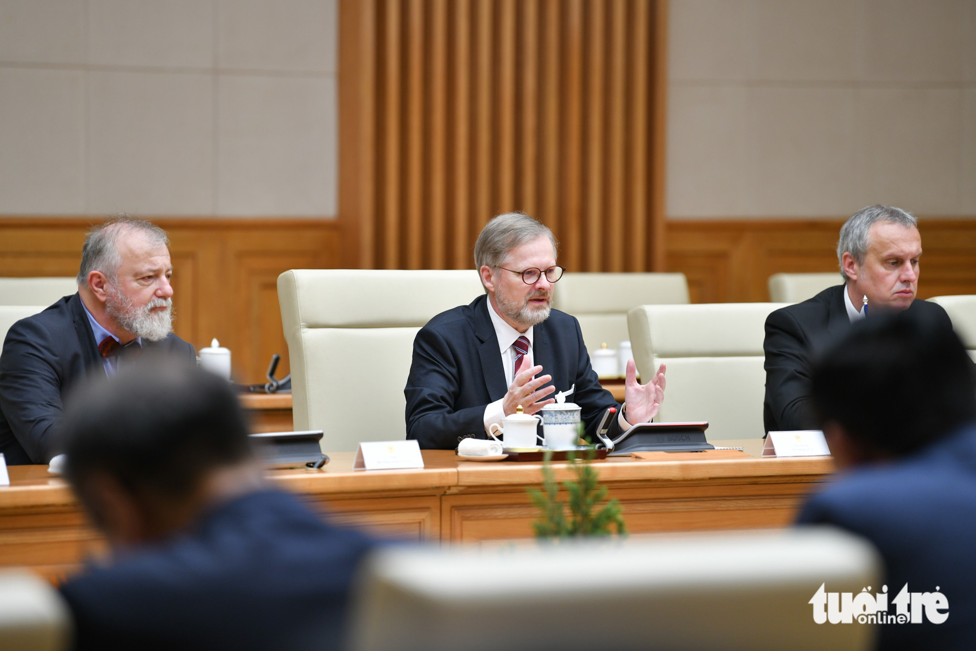 Prime Minister of the Czech Republic Petr Fiala (C) stated the Czech Republic always considers Vietnam as the most important partner in Southeast Asia and wished to further advance cooperation with Vietnam in all fields. Photo: Nam Tran / Tuoi Tre