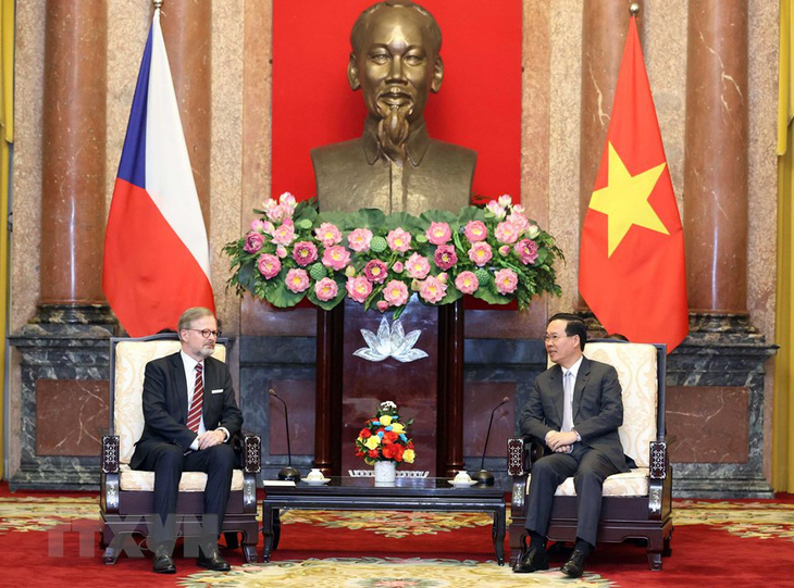 Vietnamese State President Vo Van Thuong (L) receives Prime Minister of the Czech Republic Petr Fiala in Hanoi, April 21, 2023. Photo: Vietnam News Agency