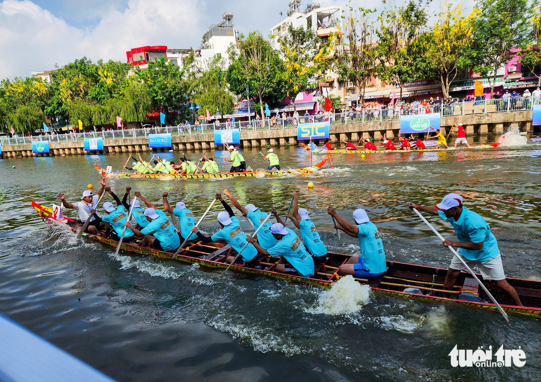 Rowers of a team showed their mettle in a boat race. Photo: Tuoi Tre