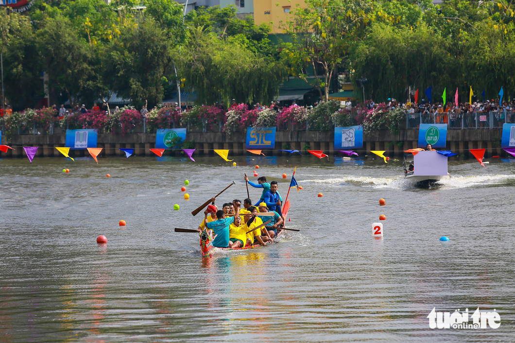 The Kha Lang Muong team from Chau Thanh District in Kien Giang Province won the championship. The Thon Don team from Rach Gia in Kien Giang Province finished the race runner-up. Photo: Tuoi Tre