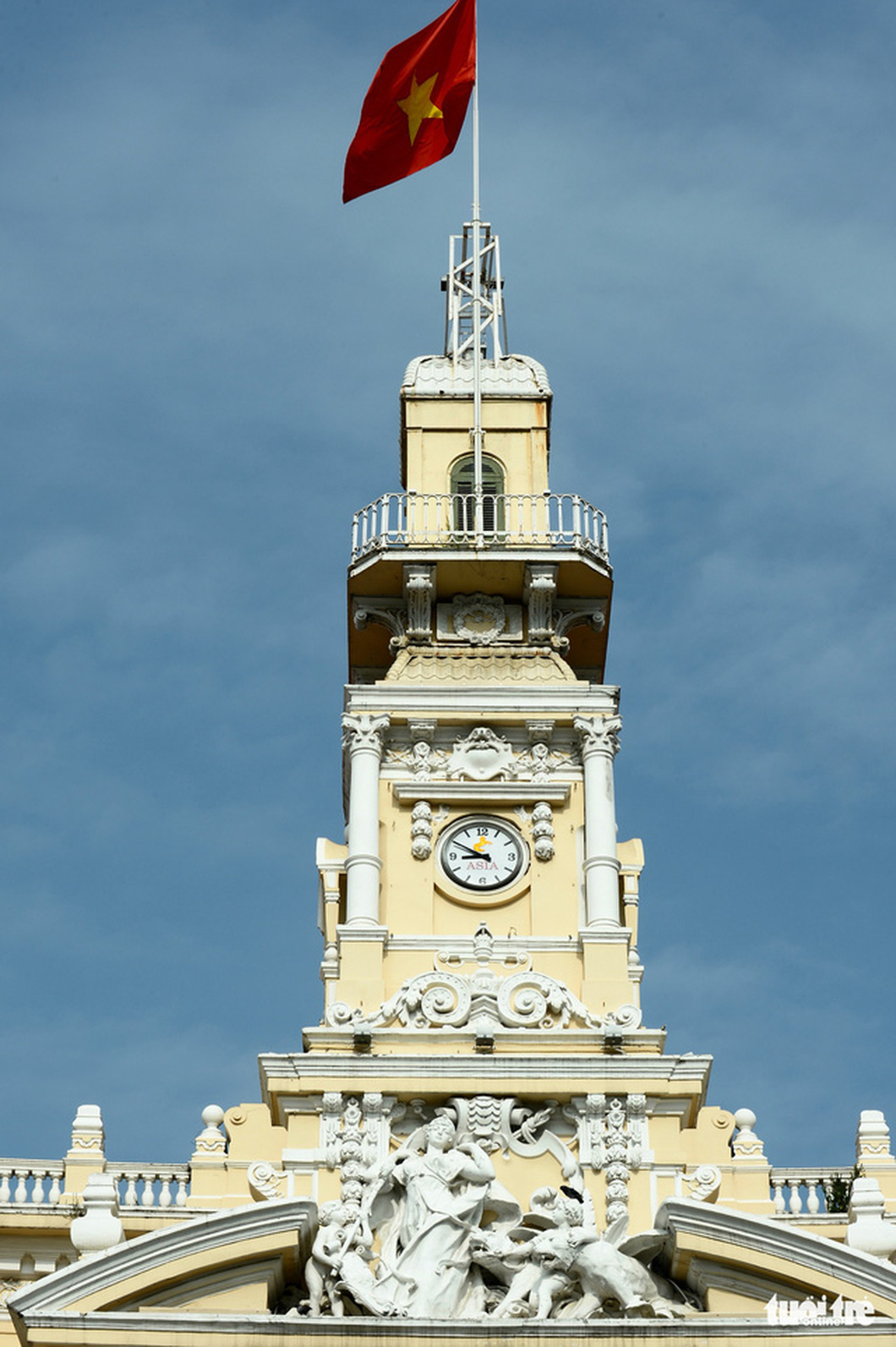 The roof flagpole of the office building of the Ho Chi Minh City People’s Committee. Photo: Tu Trung / Tuoi Tre