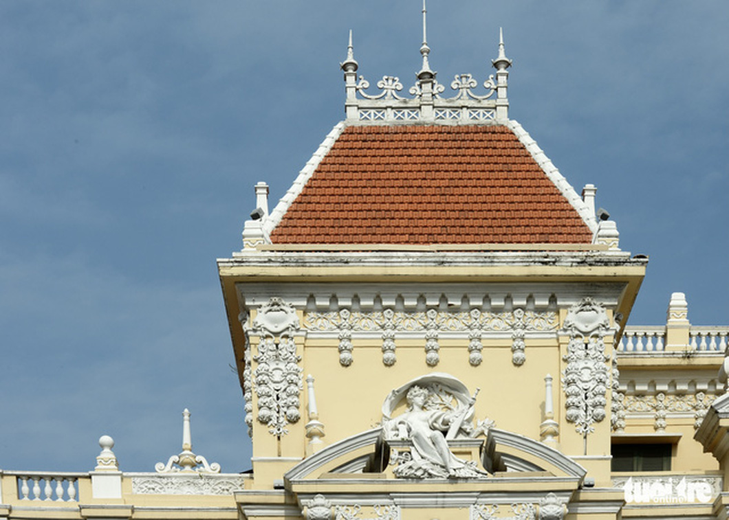 Part of the elegantly carved frontal wall of the office building of the Ho Chi Minh City People’s Committee. Photo: Tu Trung / Tuoi Tre