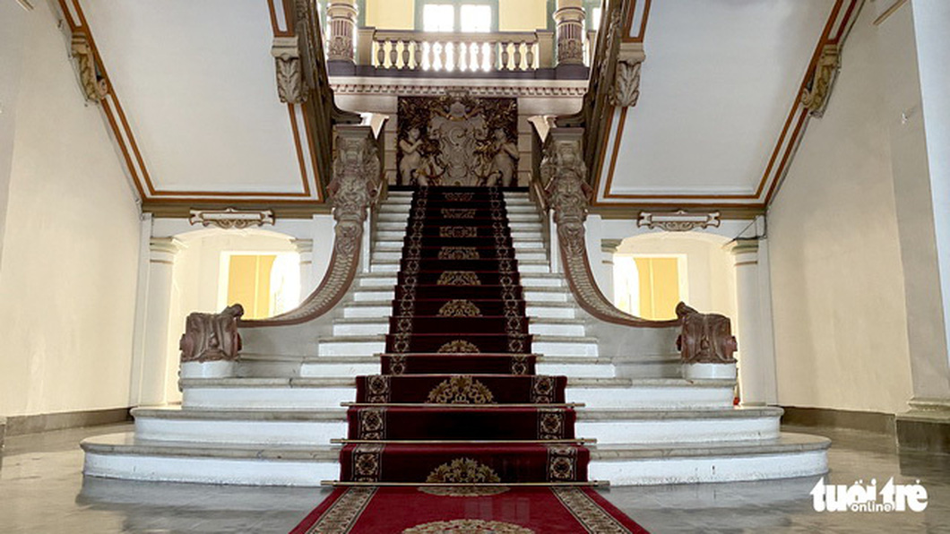 The main staircase on the ground floor. Photo: Tu Trung / Tuoi Tre