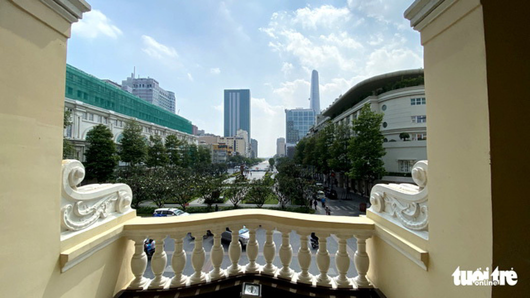 The corridor of the first floor overlooks Nguyen Hue Pedestrian Street. Photo: Tu Trung / Tuoi Tre