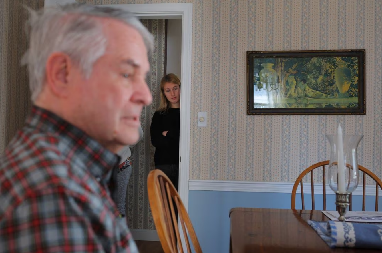 Lexi Nelson looks on as her grandfather Richard, who has Alzheimer's disease, talks to her mother Wendy at his home in Foxborough, Massachusetts, U.S., March 21, 2023. Lexi Nelson's grandmother, Wendy Nelson's mother and Richard Webber's wife Pamela died from Alzheimer's disease, and genetic tests show that Wendy carries two APOE4 gene variants, and her three daughters each carry one APOE4 gene variant, indicating an increased risk of Alzheimer's disease. Photo: Reuters