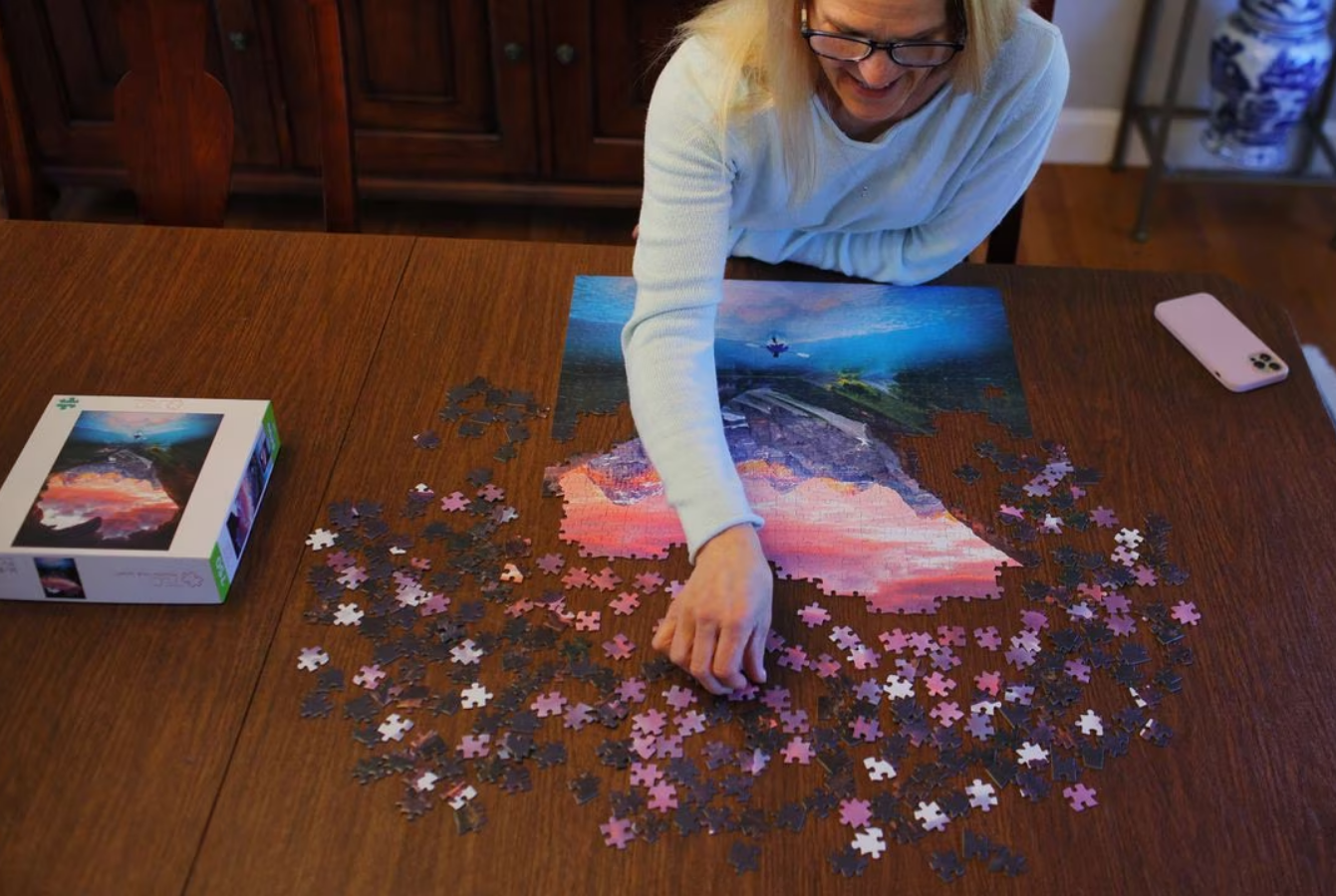 Wendy Nelson does a puzzle at her home in Foxborough, Massachusetts, U.S., March 21, 2023. Wendy Nelson's mother died from Alzheimer's disease, her father suffers from it, and genetic tests show that Wendy carries two APOE4 gene variants, and her three daughters each carry one APOE4 gene variant, indicating an increased risk of Alzheimer's disease. Photo: Reuters