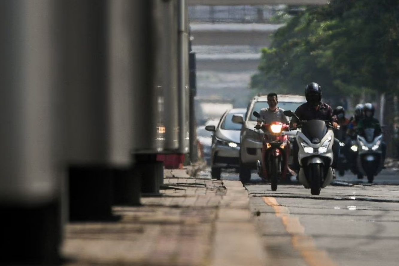 Motorbike riders are seen through heat haze as temperatures hit a record 45.4 degrees Celsius (113.7 Fahrenheit) in Bangkok, Thailand, April 21, 2023. Photo: Reuters