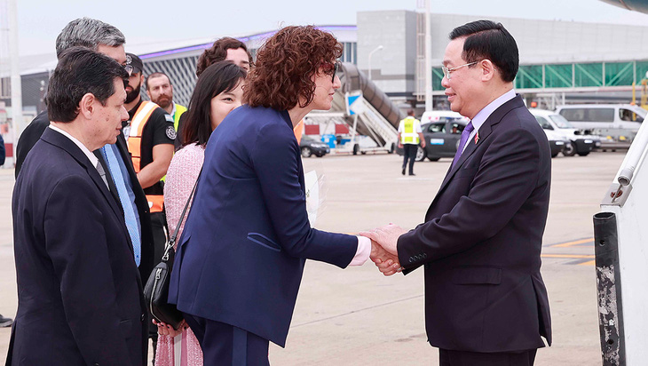 Cecilia Todesca Bocco, Secretary for International Economic Relations under the Argentine Ministry of Foreign Affairs, shakes hands with Vuong Dinh Hue (R, 1st), chairman of the Vietnamese lawmaking National Assembly. Photo: Vietnam News Agency