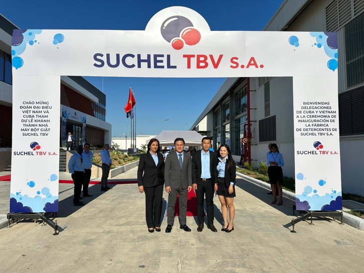 Delegates attend the inauguration ceremony of the Suchel - TBV laundry detergent factory in Cuba. Photo: Doan Tuan / Tuoi Tre