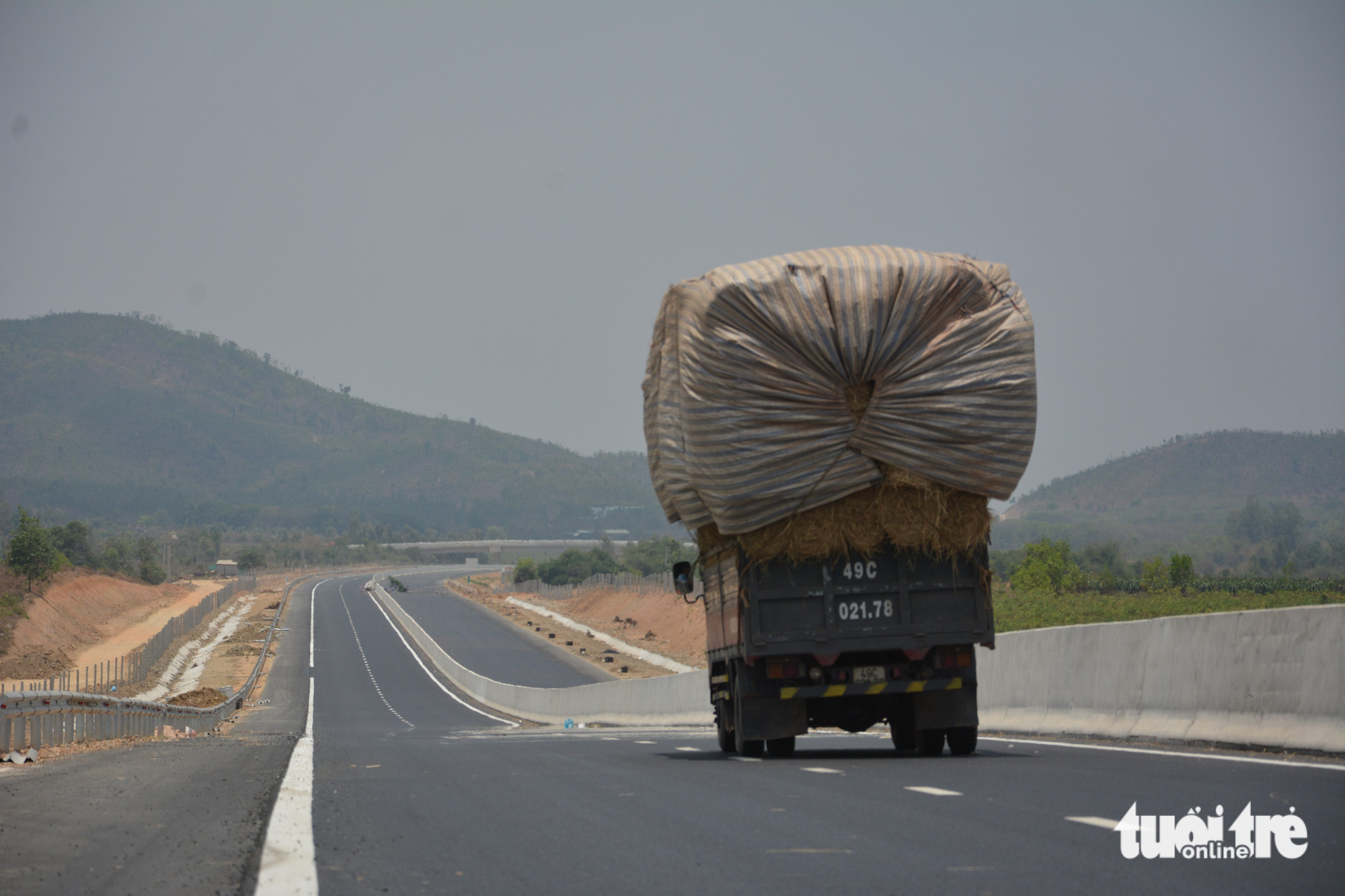A truck carrying straw drives on the under-construction Phan Thiet-Dau Giay Expressway in southern Vietnam, April 2023. Photo: Duc Trong / Tuoi Tre