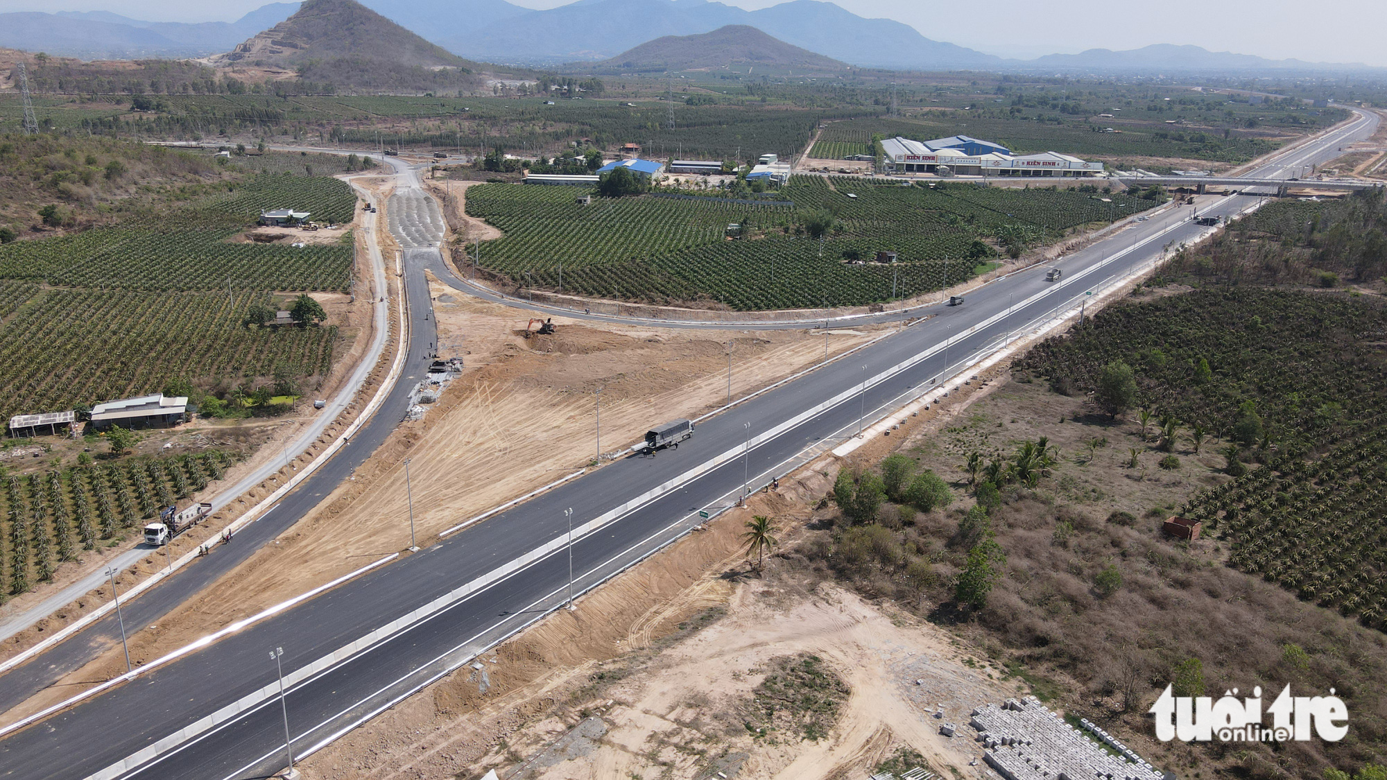 An aerial view of the intersection of the under-construction Vinh Hao-Phan Thiet and Phan Thiet-Dau Giay Expressways in Ham Thuan Nam District, Binh Thuan Province, southern Vietnam, April 2023. Photo: Duc Trong / Tuoi Tre
