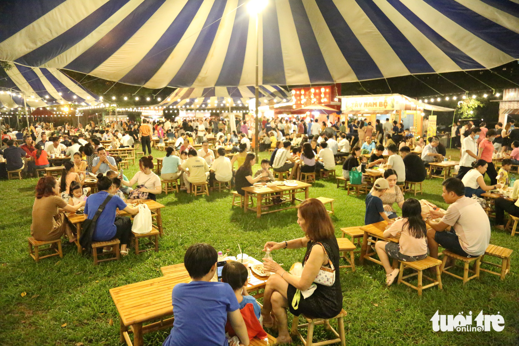 Crowds of revelers try food at the Saigontourist Group Food and Culture Festival 2023 at Van Thanh Tourist Site in Binh Thanh District, Ho Chi Minh City. Photo: Phuong Quyen / Tuoi Tre