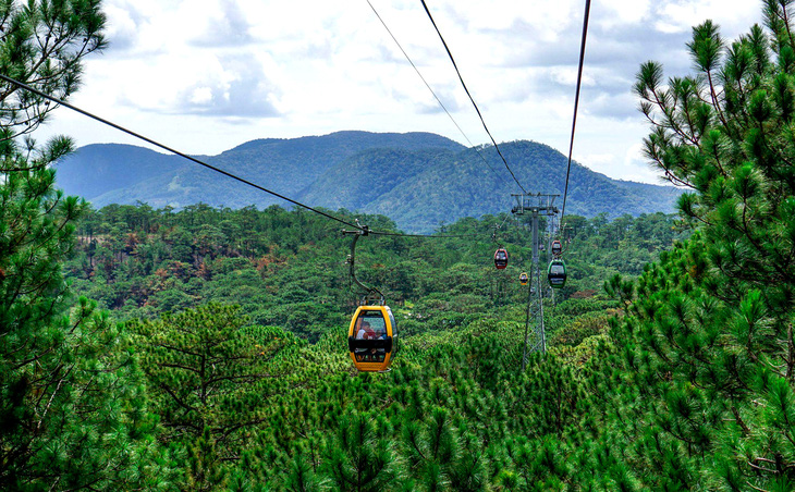 A cable car system links Robin Hill Da Lat with Truc Lam Zen Monastery in Lam Dong Province. Photo: M.V. / Tuoi Tre