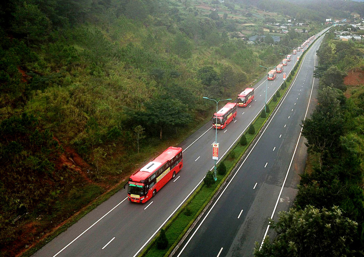 There is one passenger bus running every 30 minutes from Ho Chi Minh City to Da Lat, Lam Dong Province, Vietnam’s Central Highlands region. Photo: M.V. / Tuoi Tre