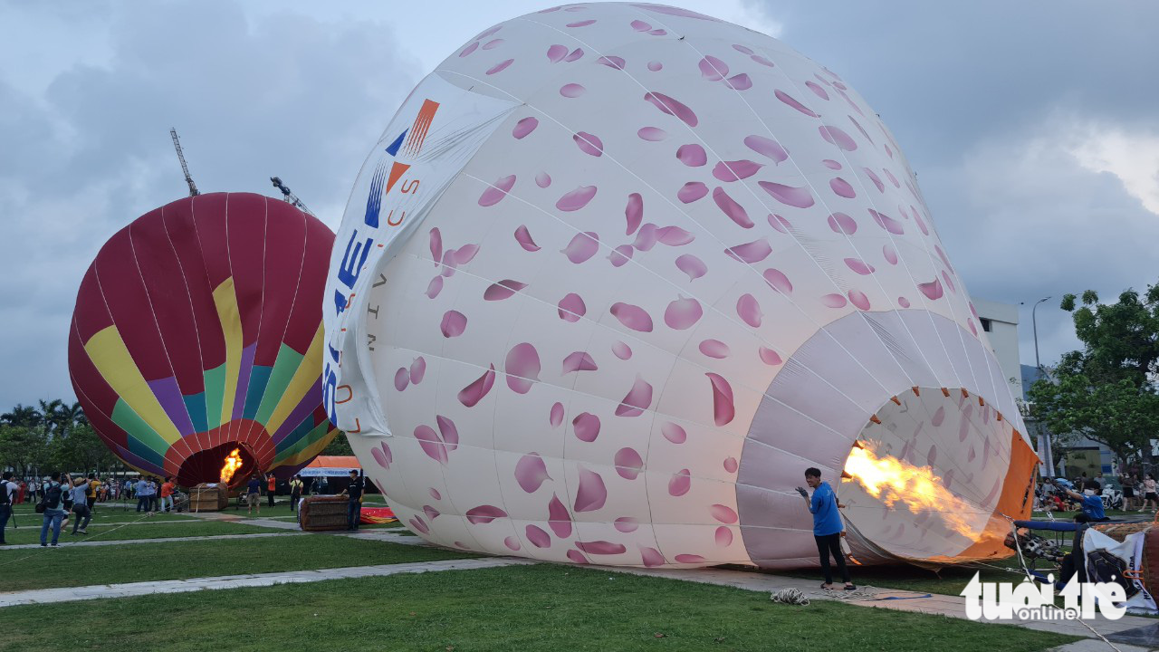 Hot-air balloons are inflated and heated before launch. Photo: Lam Thien / Tuoi Tre