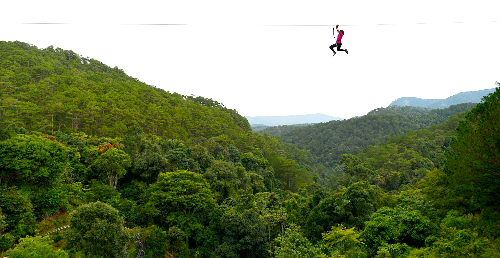 A traveler takes a zip-lining ride over a valley. Photo: M.V. / Tuoi Tre