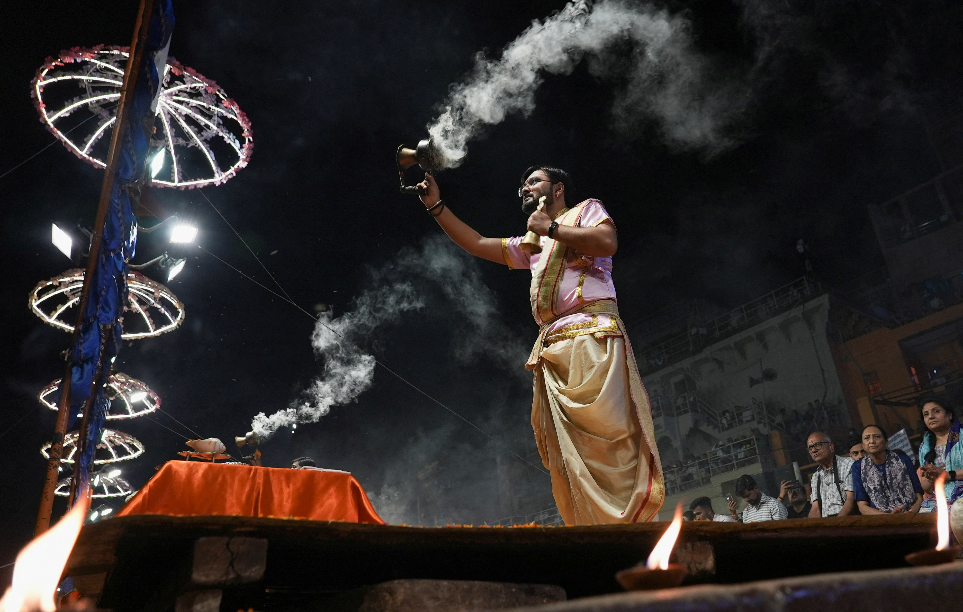 Hindu priests twirl censers over the Ganges during the nightly 'Ganga Aarti' prayer in Varanasi, India, March 7, 2023. Photo: Reuters