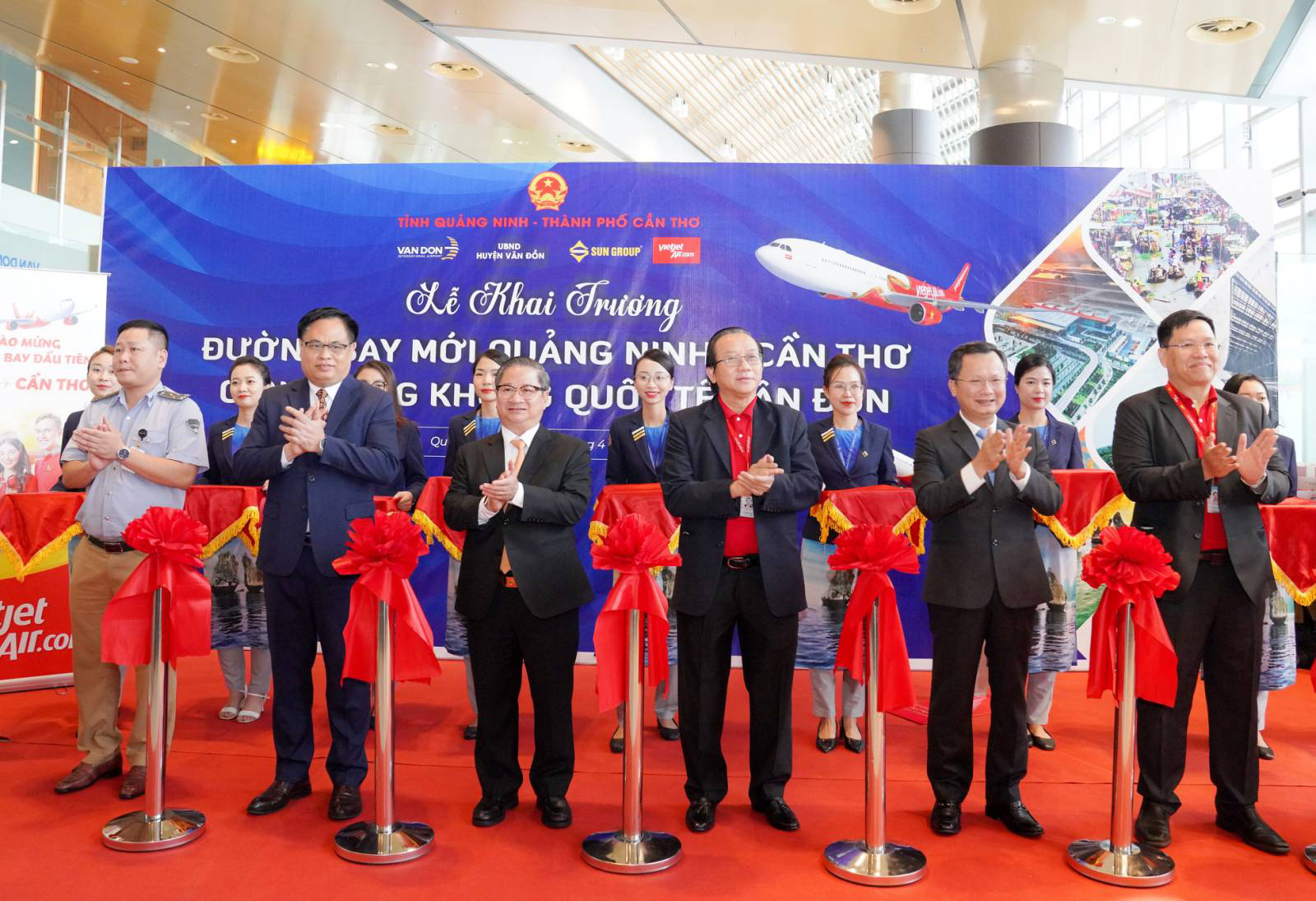 Tran Viet Thuong (1st row, L, 3rd), chairman of the Can Tho People’s Committee; Cao Tuong Huy (1st row, R, 2nd), acting chairman of the Quang Ninh People’s Committee; and Do Xuan Quang (1st row, R, 3rd), deputy general director at Vietjet, a Vietnamese budget carrier, attend the launching ceremony of the Can Tho-Quang Ninh air route, April 25, 2023. Photo: Tuoi Tre