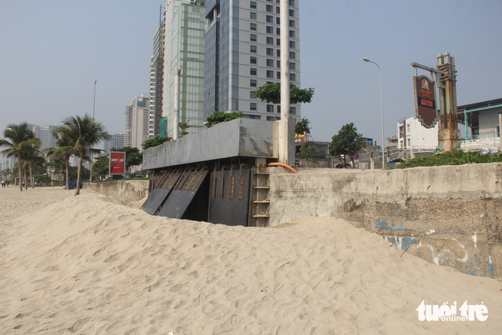 A coastal flood gate is installed at Man Thai Beach to prevent wastewater from entering the sea in Da Nang City, Vietnam. Photo: Truong Trung / Tuoi Tre