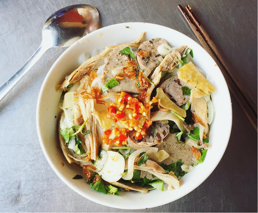 A bowl of banh uot long ga (steamed rice cake with chicken organs). Photo: Mai Vinh / Tuoi Tre