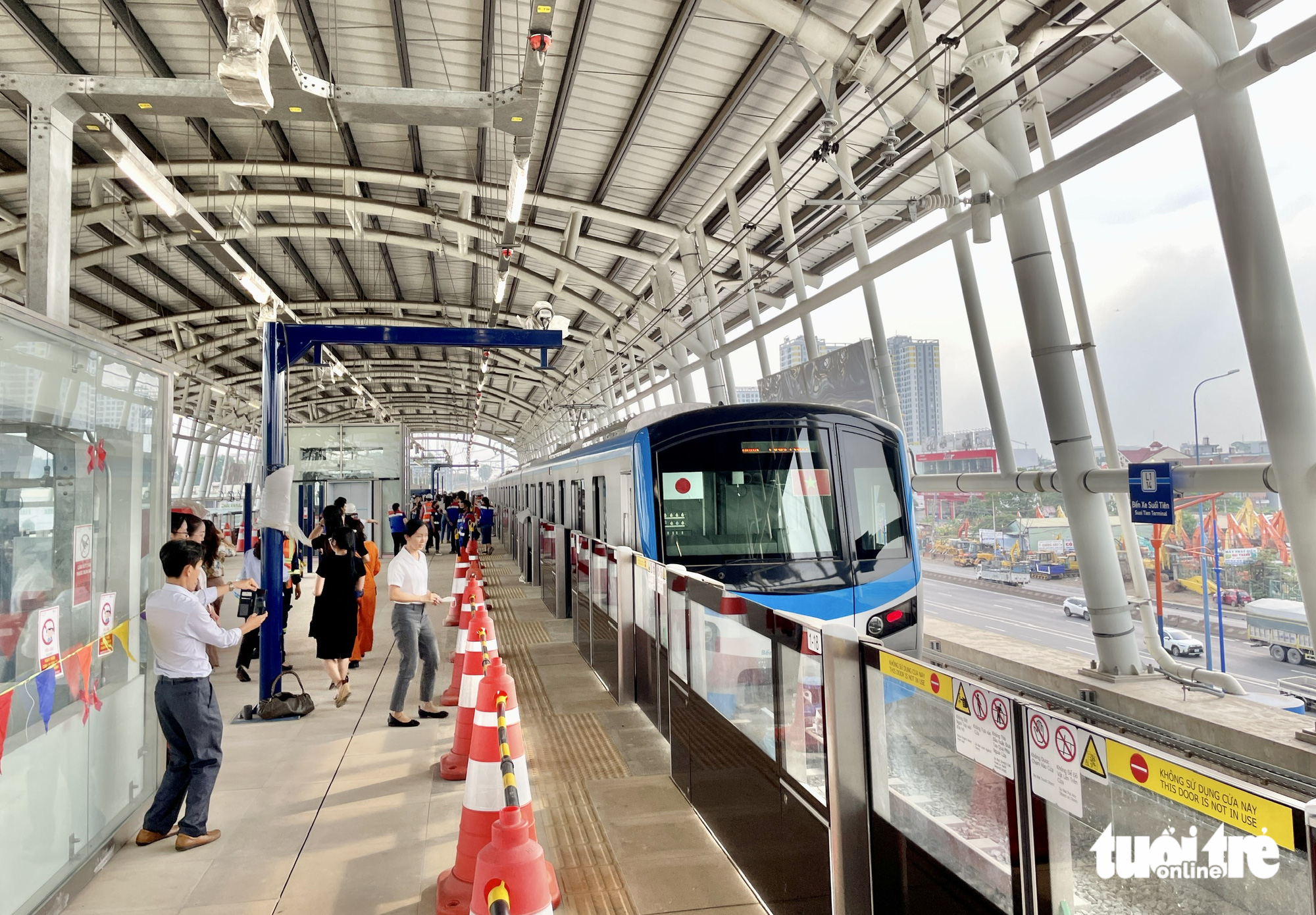 A train on Ho Chi Minh City’s first metro line stops at Suoi Tien Station in Thu Duc City. Photo: Chau Tuan / Tuoi Tre