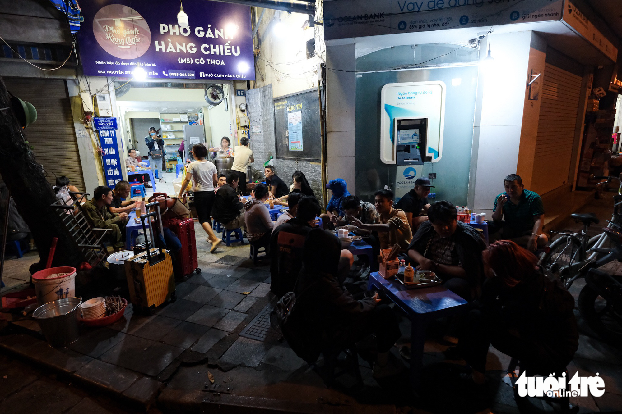 Diners spend their early morning at Pho Ganh Hang Chieu in Hanoi Photo: Nam Tran / Tuoi Tre