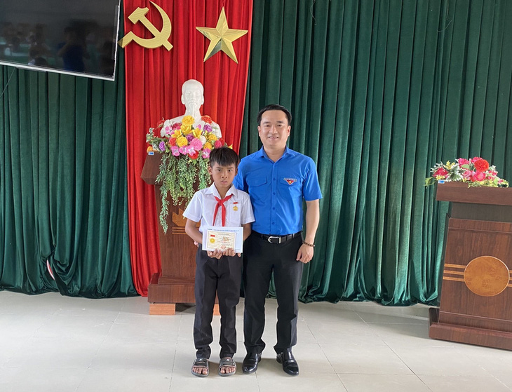 Kpa Nguyen, a fourth grader who saved two 12th graders from drowning in Gia Lai Province in the Central Highlands, receives a certificate of bravery. Photo: Gia Lai Province’s Ho Chi Minh Communist Youth Union