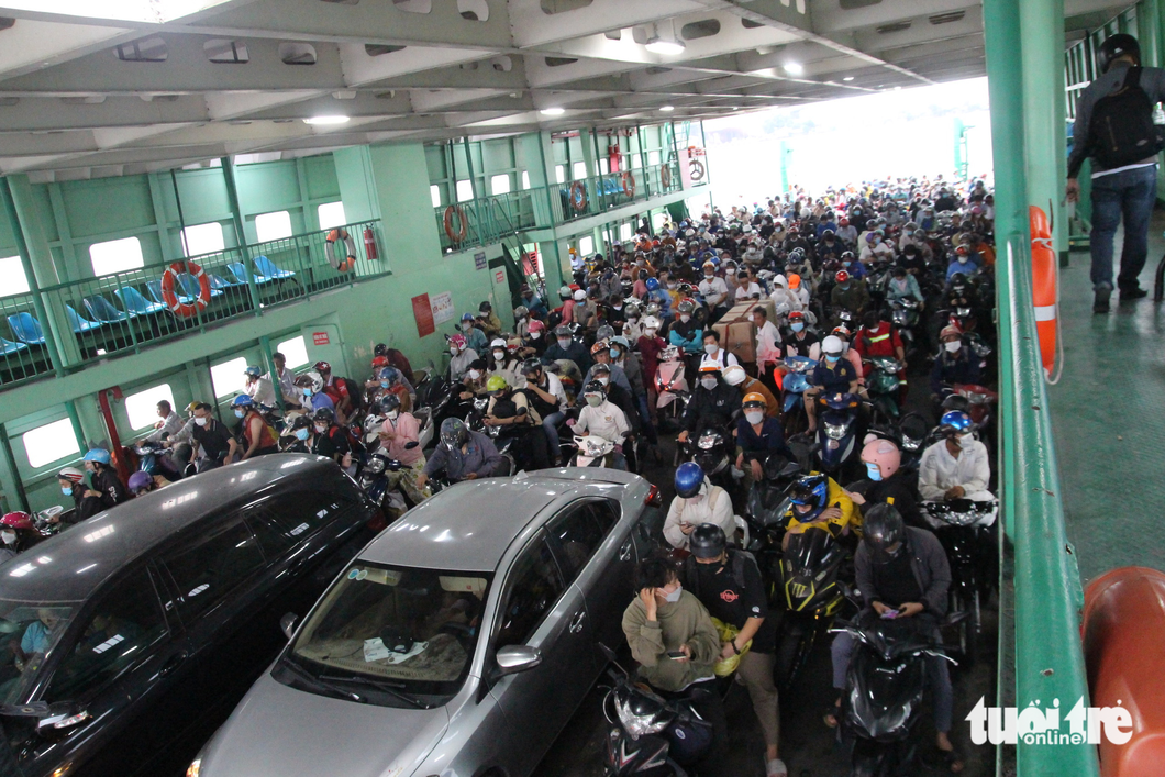 Cat Lai Ferry, connecting Thu Duc City under Ho Chi Minh City and neighboring Dong Nai Province, is not too crammed with people. However, the volume of vehicles increases in the evening. Photo: Luu Duyen / Tuoi Tre