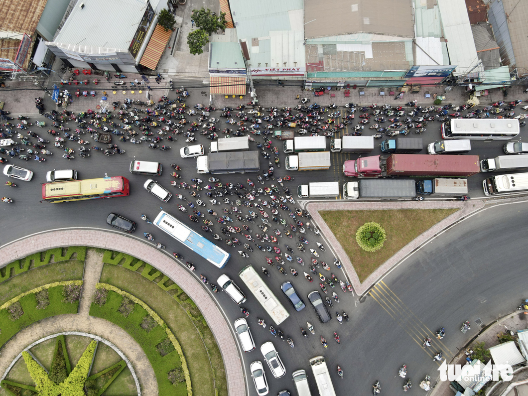 A traffic jam occurs for many hours at the An Lac Intersection in Binh Tan District, Ho Chi Minh City before being relieved by traffic police officers. Photo: Chau Tuan / Tuoi Tre