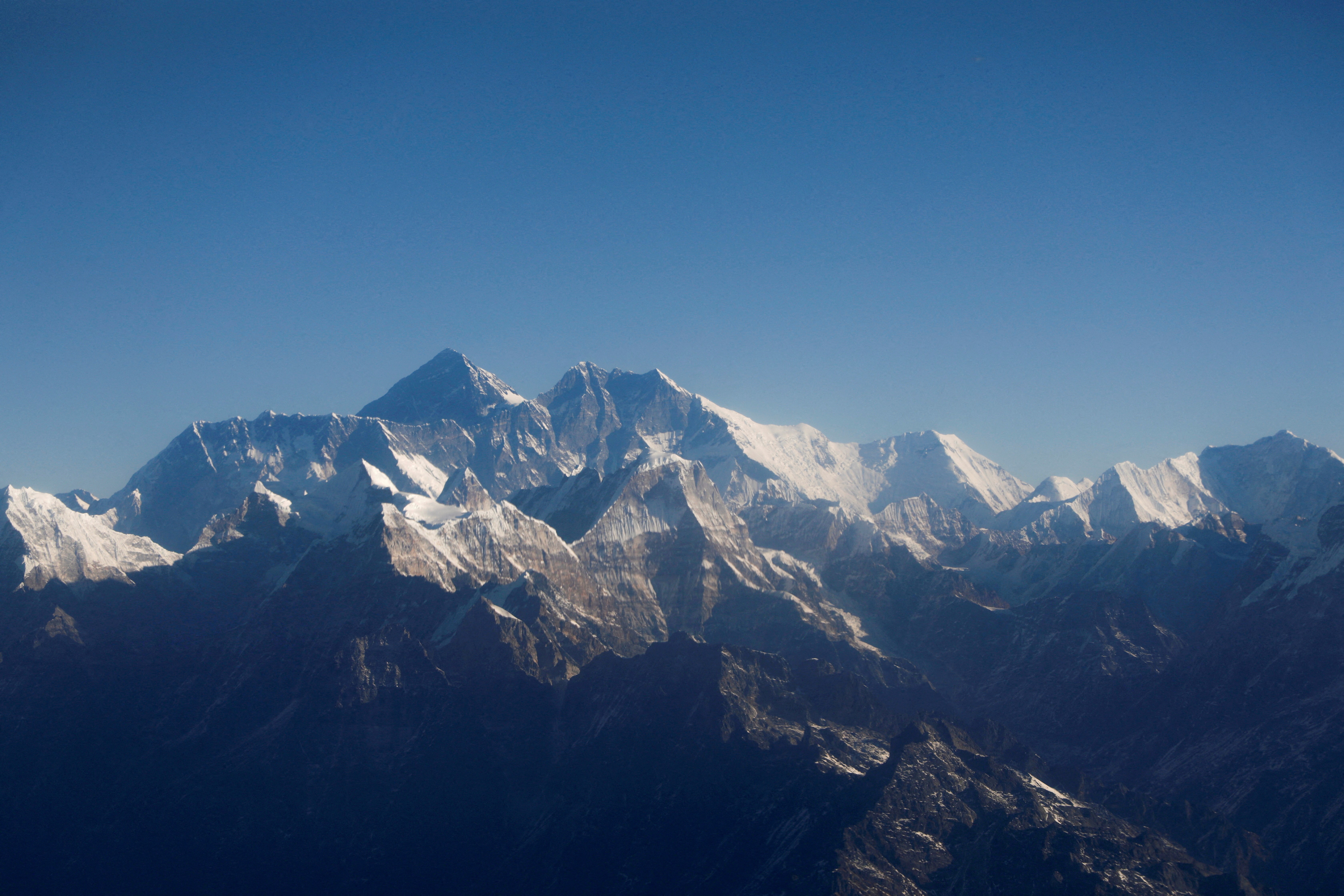 Mount Everest, the world highest peak, and other peaks of the Himalayan range are seen through an aircraft window during a mountain flight from Kathmandu, Nepal January 15, 2020. Photo: Reuters