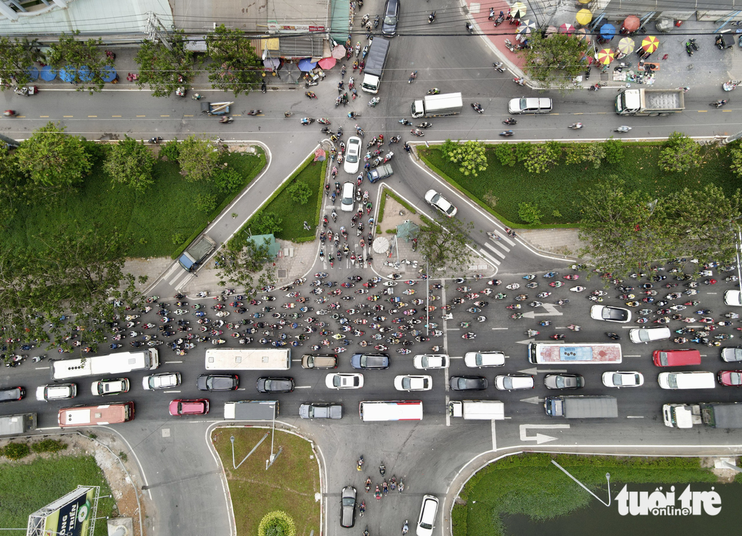 A section of National Highway 1 in Binh Chanh District, Ho Chi Minh City is full of vehicles. Photo: Le Phan / Tuoi Tre