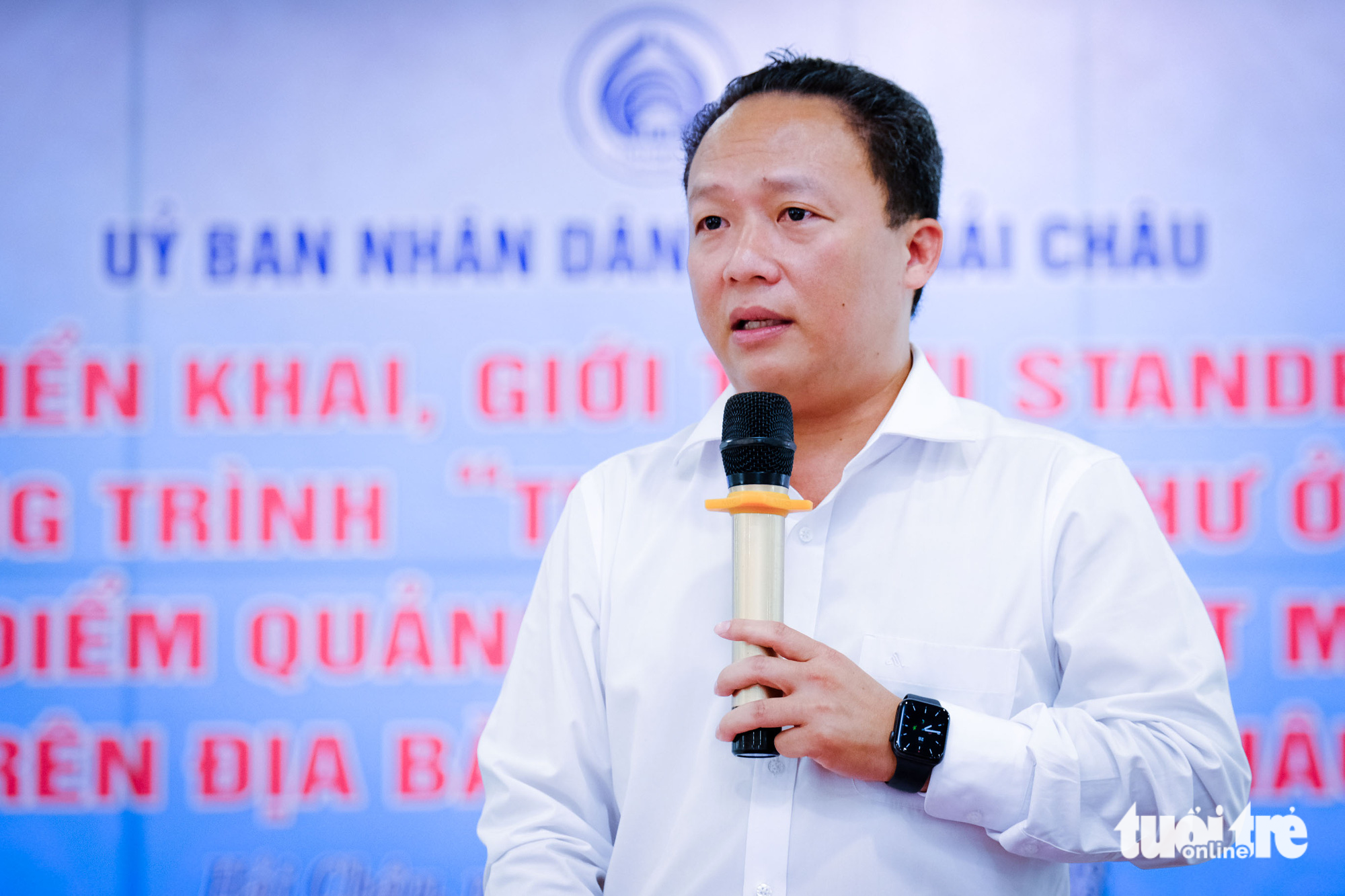 Le Tu Gia Thanh, chairman of the People’s Committee of Hai Chau District, informs the results of a campaign to call on enterprises to participate in the ‘Comfort as Home’ program. Photo: Tan Luc / Tuoi Tre