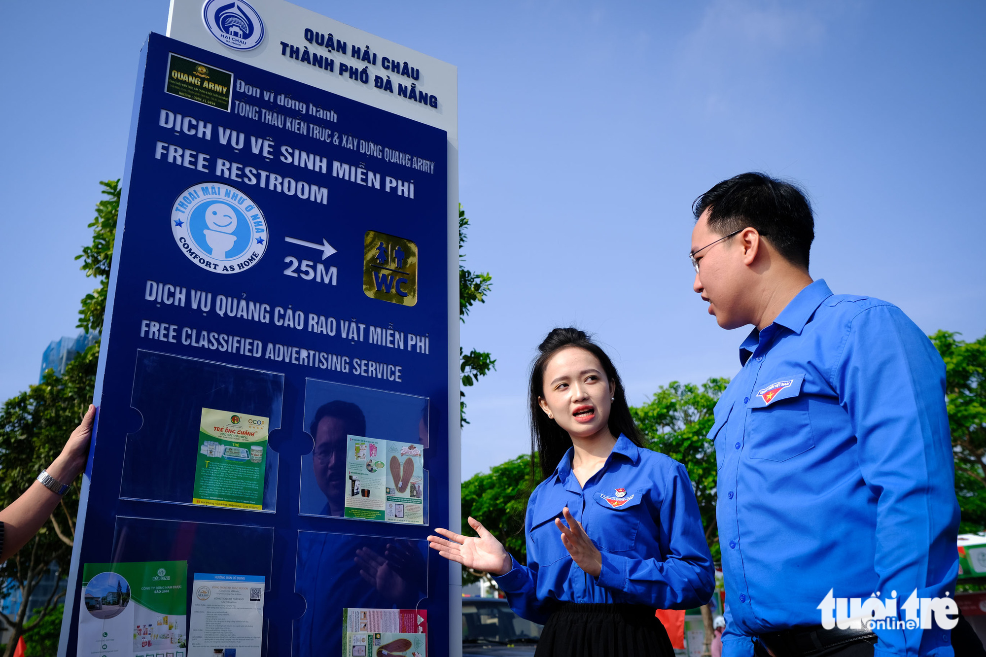 Hai Chau District in Da Nang City erects signboards to show the locations of free toilets. Photo: Tan Luc / Tuoi Tre