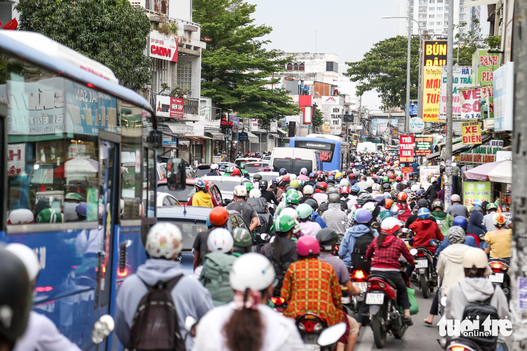 A long line of vehicles on Xo Viet Nghe Tinh Street heading to the Mien Dong Coach Station in Binh Thanh District, Ho Chi Minh City. Photo: Phuong Quyen / Tuoi Tre