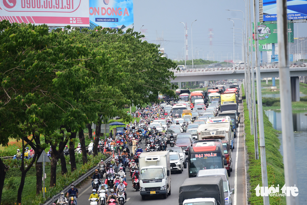 National Highway 1, a gateway from Ho Chi Minh City to the Mekong Delta region is congested. Photo: Duyen Phan / Tuoi Tre